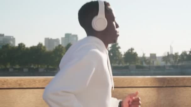 Gözü Kapalı Koşan Afrikalı Amerikalı Genç Bir Adamın Yan Görüntüsü — Stok video