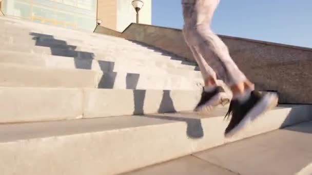 朝の屋外カーディオワークアウト中にすぐに階段を駆け上がる認識できない女性の足の傾きアップ — ストック動画