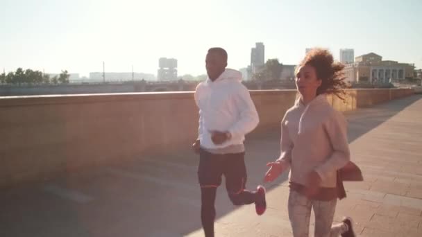 Tembakan Penuh Dari Pasangan Multietnis Olahragawan Aktif Ceria Yang Sedang — Stok Video