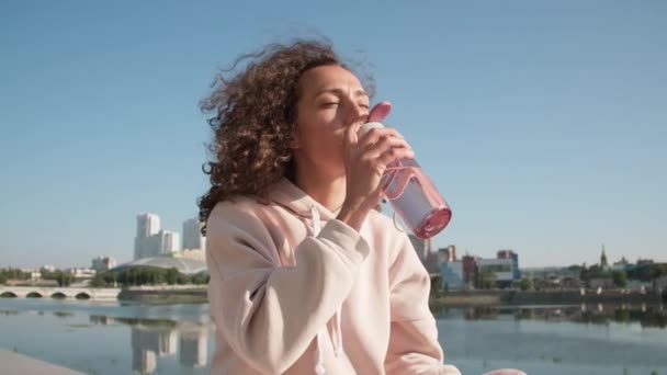 Primer Plano Joven Mujer Caucásica Bebiendo Agua Botella Plástico Deportivo — Vídeo de stock