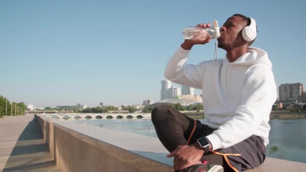 Średni Strzał Młodego Afroamerykanina Pijącego Wodę Plastikowej Butelki Sportowej Przerwie — Wideo stockowe
