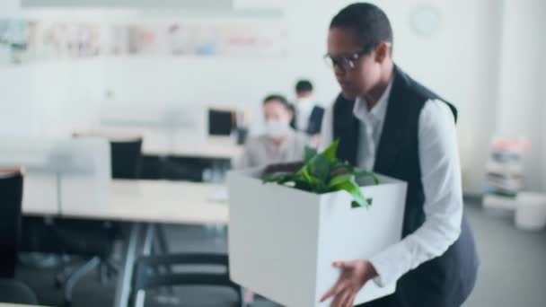 Jonge Afro Amerikaanse Vrouw Met Eerste Dag Nieuwe Werkplek Brengen — Stockvideo