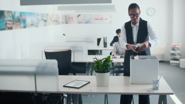 Съемки Современной Афроамериканской Офисной Работницы Начинающей Организовывать Свое Рабочее Пространство — стоковое видео