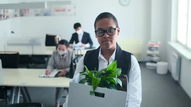 Mooie Afro Amerikaanse Vrouwelijke Kantoormedewerker Staande Kantoor Kamer Holding Box — Stockvideo