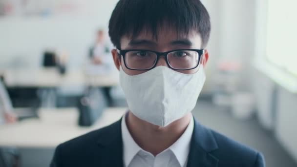 Close Retrato Filmado Trabalhador Escritório Asiático Irreconhecível Vestindo Óculos Máscara — Vídeo de Stock
