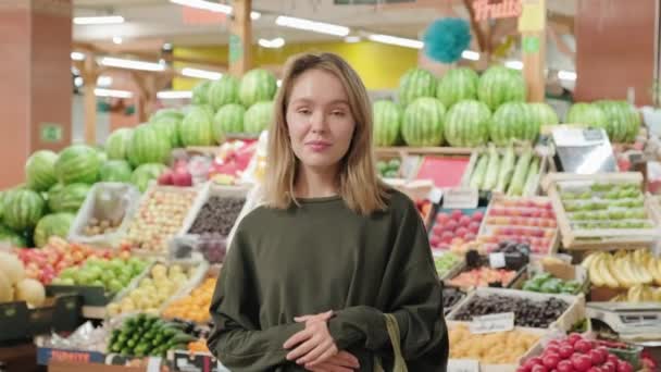 在蔬菜水果摊前摆姿势的快乐年轻女子的示意图 — 图库视频影像