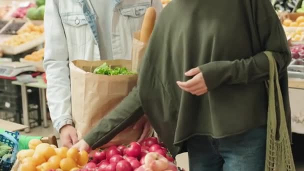 Handheld Middendeel Van Onherkenbaar Jong Stel Winkelen Voor Groenten Markt — Stockvideo