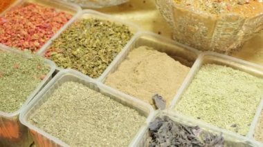 Markette satılmak üzere plastik yiyecek konteynırlarındaki çeşitli baharatların takibini kapat