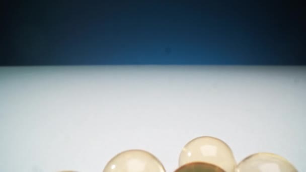 Ausdollende Makroaufnahme Vieler Goldglänzender Gel Perlen Für Zusammengepresste Blumen Auf — Stockvideo