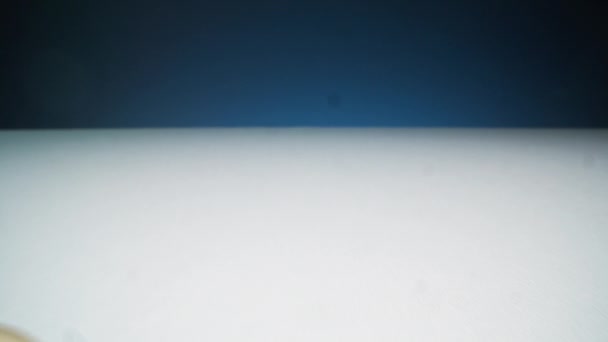 Макросхема Розливу Золотих Прозорих Гідрогелевих Намистин Рослин Білій Поверхні Студії — стокове відео