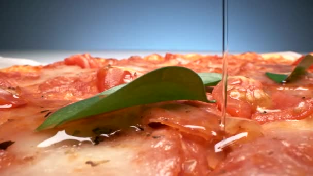 Pánikolás Makró Lövés Öntés Extra Szűz Olívaolaj Pizza Tetején Pepperoni — Stock videók