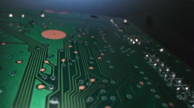Bilgi mühendisliği bileşeninden oluşan yeşil devre kartının koyu arkaplan üzerindeki Dolly makro görüntüsü