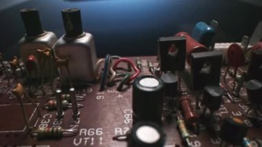 Mikro ağ bileşenleriyle turuncu vintage devre kartının Dolly makro görüntüsü