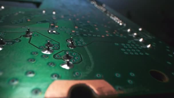Dolly Makro Materiał Zielonej Płytki Obwodu Zintegrowanego Procesora Komunikacyjnego Ciemnym — Wideo stockowe