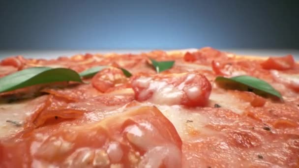 Macro Metragem Dollying Pizza Deliciosa Com Tomates Frescos Queijo Fundo — Vídeo de Stock