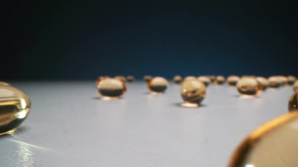 Abstract Pan Macro Shot Van Geïsoleerde Glanzende Doorschijnende Gouden Ballen — Stockvideo