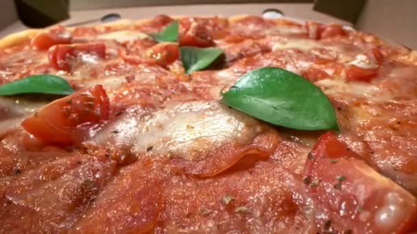 Macro Close Pizza Salgada Com Tomates Frescos Carne Folhas Manjericão — Vídeo de Stock