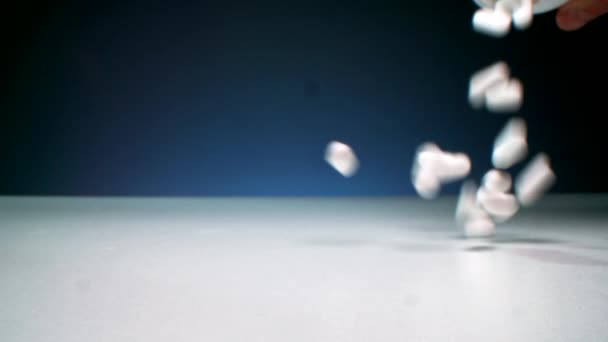 Макро Крупним Планом Невизначена Рука Проливає Купу Таблеток Пляшки Кристально — стокове відео