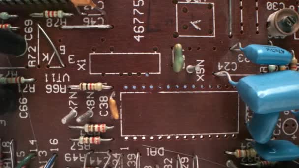 Makroaufnahme Von Orangefarbenem Computermotherboard Mit Prozessor Chips Und Kondensatoren — Stockvideo