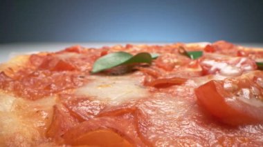 Peynirli ve domatesli lezzetli pizza pepperonisini kapatıyoruz.