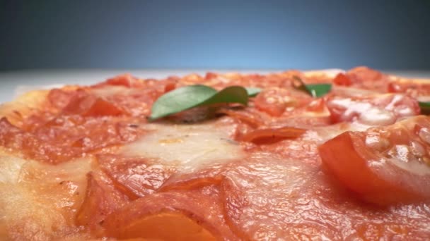 Panning Macro Close Deliciosa Pizza Pepperoni Com Queijo Tomate Fundo — Vídeo de Stock