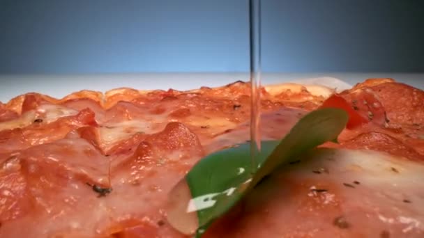 新鮮なトマト チーズ バジルと焼きピザに直接オリーブオイルを注ぐのドリーアウトマクロショット — ストック動画