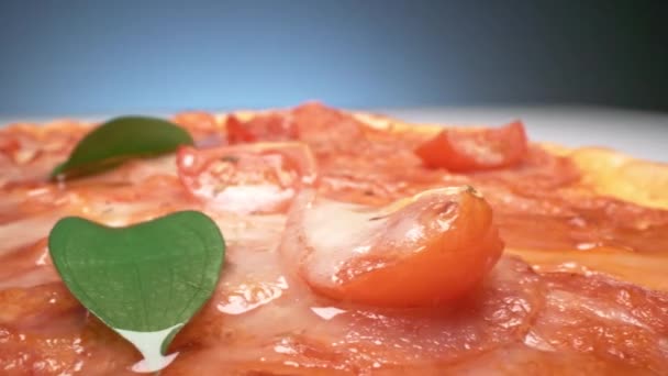 Imágenes Macro Panorámicas Deliciosa Pizza Con Tomates Carne Queso Hierbas — Vídeo de stock