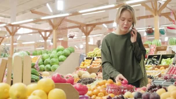 Medium Shot Van Jonge Vrouw Praten Mobiele Telefoon Winkelen Voor — Stockvideo