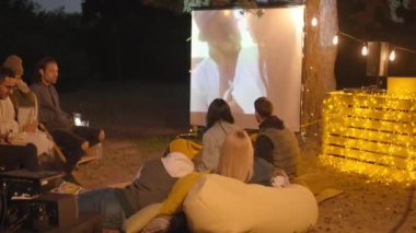 Çok ırklı bir şirket yaz film gecesi düzenliyor. Romantik filmler seyrediyor ve ayrıntıları tartışıyorlar. Duygusal olarak.