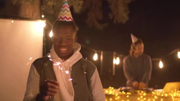 Médio Closeup Jovem Afro Americano Cara Sorrindo Enquanto Iluminação Bengala — Vídeo de Stock