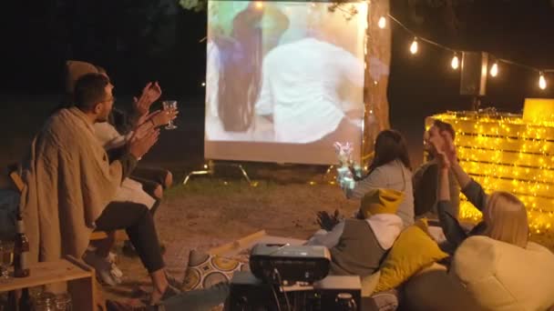Přátelé Sledují Film Venku Přes Promítací Plátno Projektor Letní Večer — Stock video