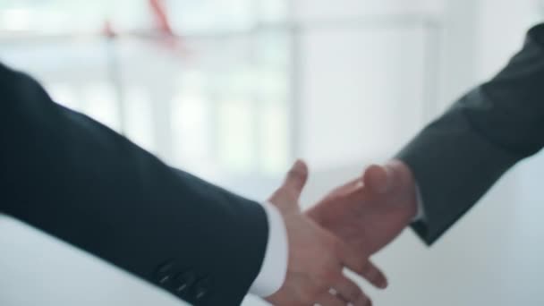 サイドビュー新しいプロジェクト契約を締結した後 握手2人の認識できないビジネスマンのクローズアップショット映像 — ストック動画