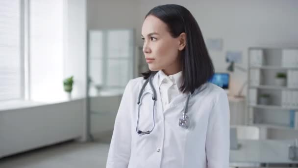 Beyaz Önlüklü Steteskoplu Emin Asyalı Kadın Doktorun Kameraya Bakarken Orta — Stok video