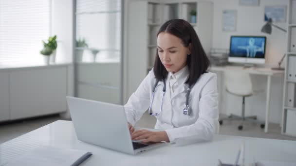 Ofisindeki Masasında Oturan Bir Kadın Doktor Molada Arkadaşıyla Sohbet Etmek — Stok video