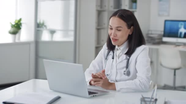 Portrait Une Travailleuse Médicale Asiatique Moderne Assise Bureau Devant Ordinateur — Video