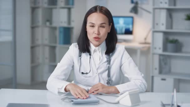 Ritratto Medio Filmato Medico Professionista Che Utilizza Tecnologia Telemedicina Lavorare — Video Stock