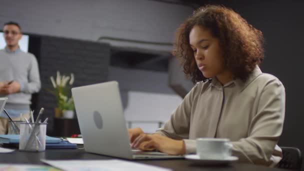 Medelhög Bild Ung Koncentrerad Blandras Kvinna Som Arbetar Laptop Öppet — Stockvideo