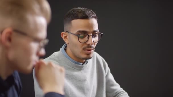Primer Plano Del Joven Hombre Oriente Medio Hablando Con Socio — Vídeos de Stock