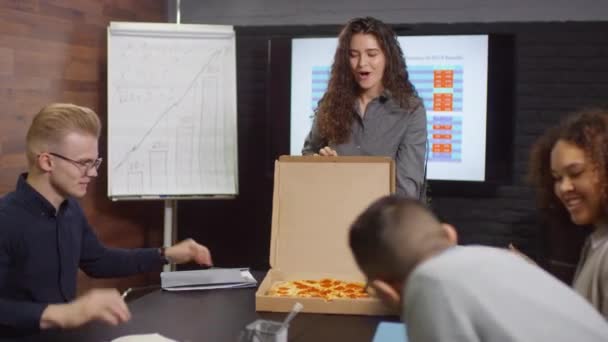현대의 사무실에서 시간을 보내고 동료들에게 맛있는 피자를 함으로 여자가 — 비디오