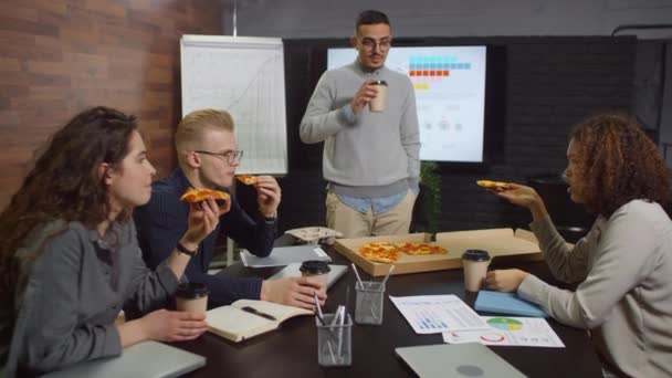 Hevesli Genç Arkadaşlarının Birlikte Oturup Kahve Içerken Pizza Yerken Işyerinde — Stok video