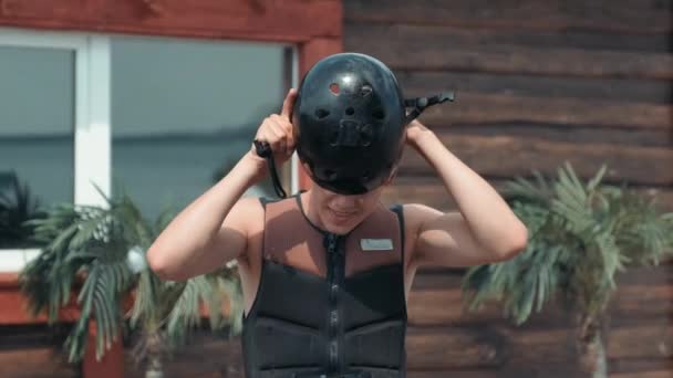 Can Yeleği Giyen Sporları Kaskı Takan Boynuna Ayarlama Kemeri Takan — Stok video