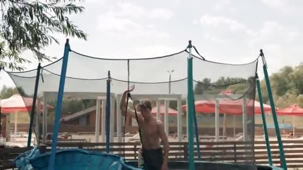Kompletní Záběr Atletického Chlapce Dobré Kondici Skákání Venkovní Trampolíně Dělá — Stock video