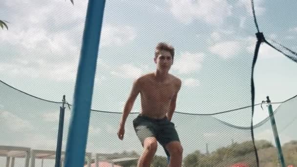 Pomalý Střední Záběr Štíhlého Bělocha Jak Létě Hraje Backflip Trampolíně — Stock video