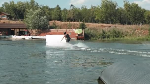 Tiro Completo Surfista Profissional Wakeboard Realizando Lipslide Traseiro Lago Segurando — Vídeo de Stock