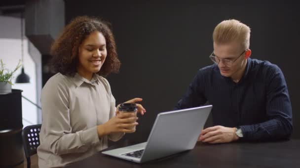 Medium Beelden Van Collega Glimlachen Praten Samen Zitten Kantoor Kamer — Stockvideo