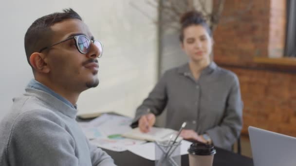 Close Jovem Oriente Médio Que Trabalha Escritório Tomando Café Enquanto — Vídeo de Stock