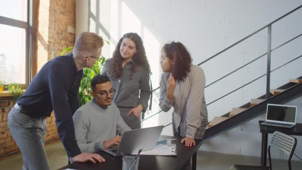 Střední Záběr Skupiny Mladých Multiraciálních Lidí Pracujících Moderní Podkrovní Kanceláři — Stock video