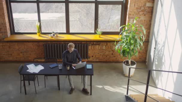 Зверху Знімок Зайнятого Красивого Керівника Компанії Працює Ноутбуці Світлій Просторій — стокове відео
