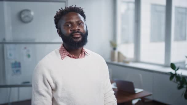 Långsam Rörelse Porträtt Bilder Självsäker Afroamerikansk Kontorsarbetare Bär Casual Outfit — Stockvideo