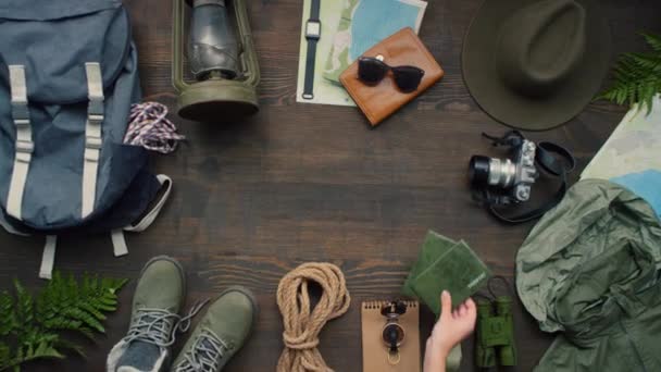 Zoom Vista Dall Alto Degli Accessori Viaggio Disposti Tavolo Legno — Video Stock